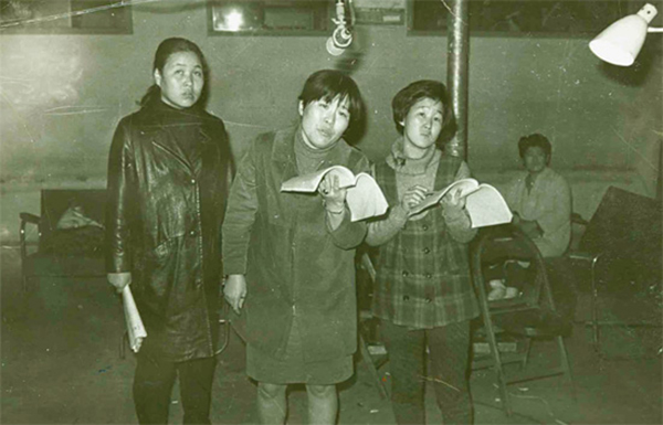 1960년대 후반 한양 남산 녹음실에서 영화 후시녹음 중인(사진 왼쪽부터) 강부자, 고은정, 김순원, = 한국영상자료원